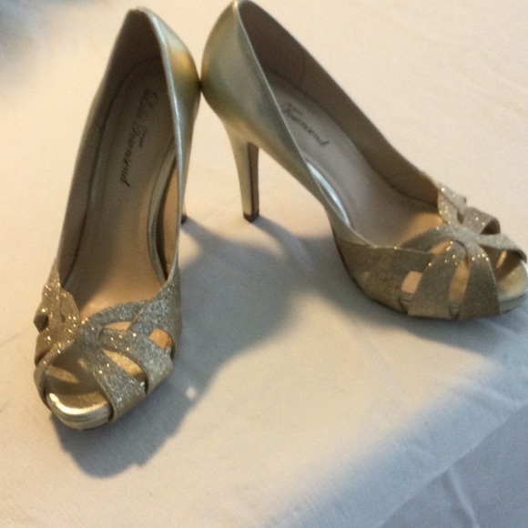 Woman’s Lulu Townsend Shoes size 8 gold color Great way to dress up an outfit - Picture 1 of 6